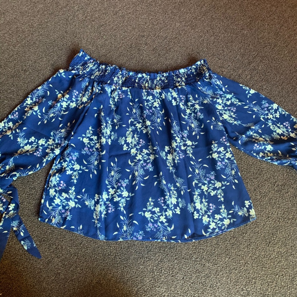 Lily White off  shoulder floral blouse size M‎